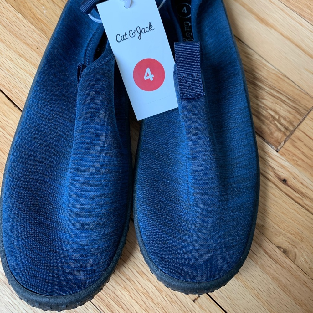 NWT water shoes